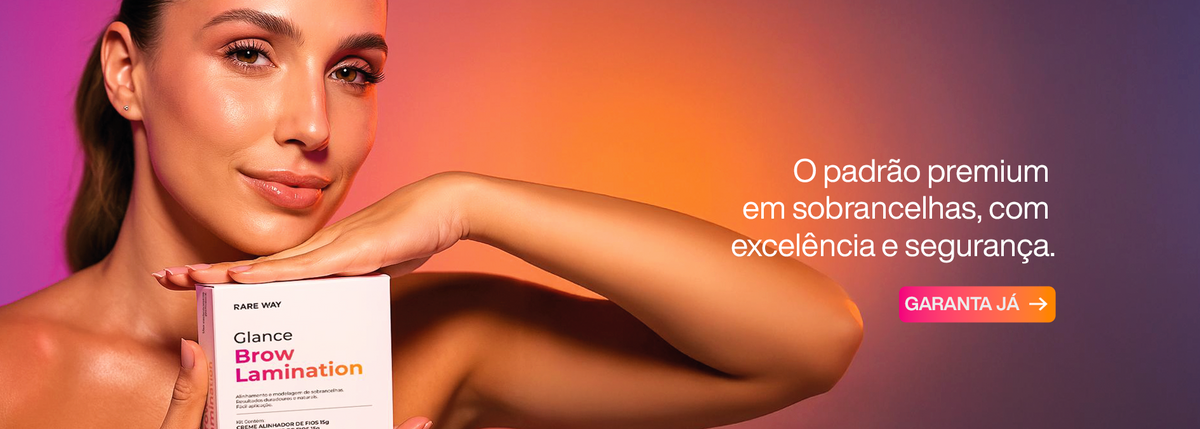 Modelo com sobrancelhas marcantes e naturais em fundo lilás – Rare Way